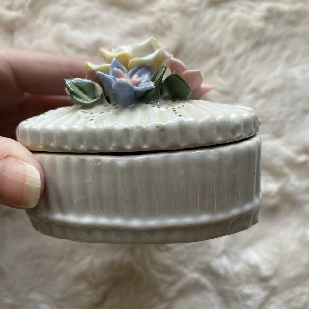 Vintage Heart Shaped Trinket Jewelry Box‎ Ceramic 3D Flowers on Lid 3